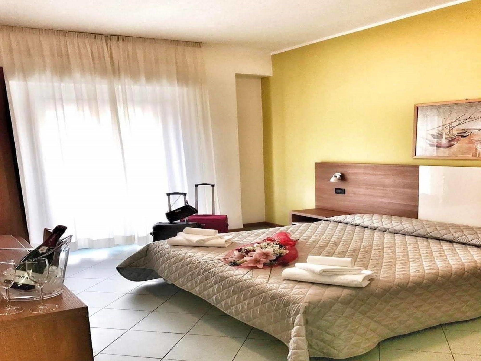 Hotel St Pierre Римини Экстерьер фото