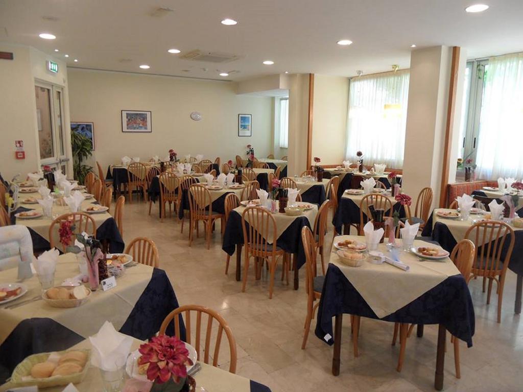 Hotel St Pierre Римини Экстерьер фото